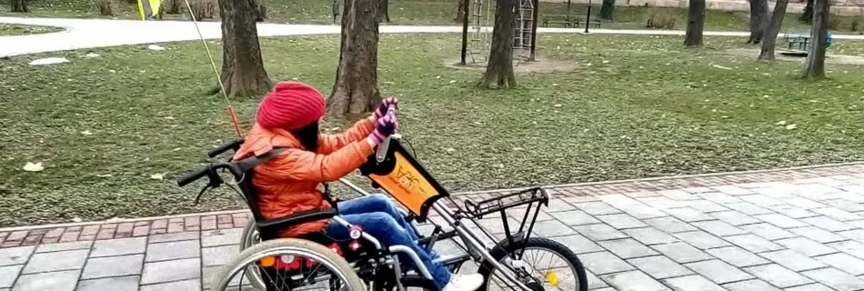 Tricikl na ručni pogon za Anđela